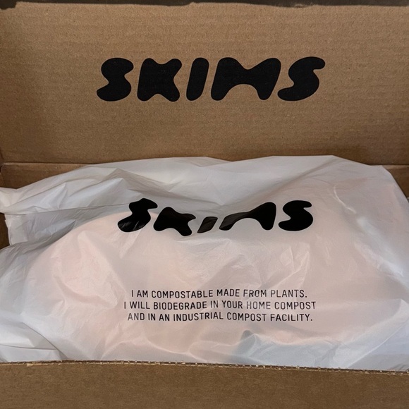 Skims Strapless Bra - Picture 2 of 4